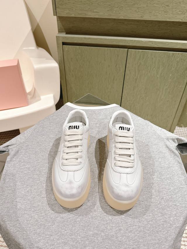 Miumiu 缪缪新款美式复古风~ 颜值担当火爆款脏脏鞋 不得不入的一款～做旧时尚，简约高级 随意搭配上脚非常舒适，年度必入款！ 早春最新走秀款运动小白鞋国内外